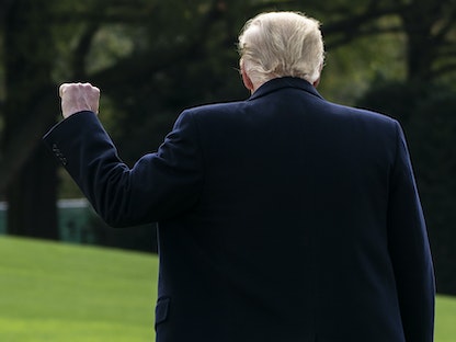 الرئيس الأميركي السابق دونالد ترمب خلال مغادرته البيت الأبيض - 30 أكتوبر 2021 - AFP