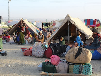 لاجئون أفغان في مخيّم مؤقت ببلدة شامان الباكستانية على الحدود مع أفغانستان، 31 أغسطس 2021 - AFP