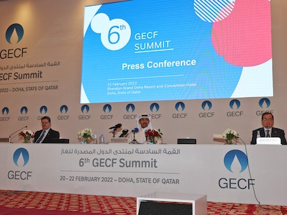 وزير الطاقة القطري سعد الكعبي (في المنتصف) خلال مؤتمر عن الغاز بالعاصمة القطرية الدوحة- 22 فبراير 2022. - AFP