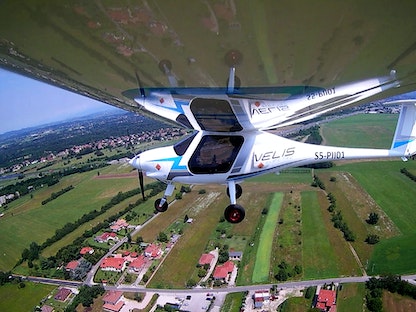 طائرة كهربائية بالكامل حاصلة على شهادة EASA Velis Electro من شركة تصنيع سلوفينية Pipistrel شوهدت تحلق في غوريزيا، إيطاليا يوم 1 يوليو 2020 - REUTERS