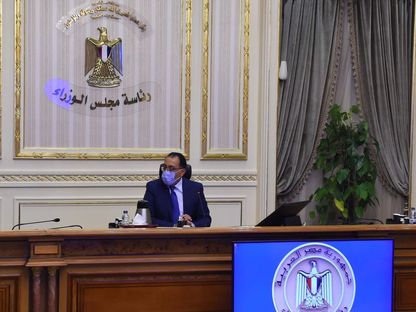 رئيس الوزراء المصري خلال اجتماع حول العام الدراسي بحضور وزير التربية والتعليم ووزير التعليم العالي-9 أغسطس 2020 - صفحة رئاسة مجلس الوزراء المصري على "فيسبوك"