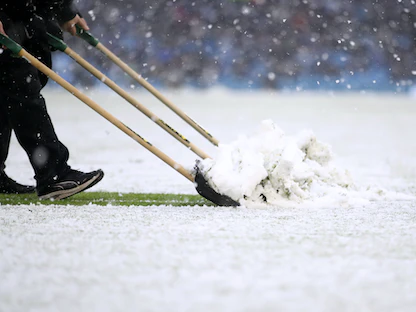 الثلوج تكسو ملعب الاتحاد في مدينة مانشستر بسبب عاصفة "أروين" التي تضرب بريطانيا. 28 نوفمبر 2021 - Reuters