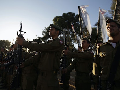 جنود إسرائيليون من كتيبة "يهودا حريدي" يحملون أسلحتهم خلال مراسم في القدس. 26 مايو 2013  - REUTERS