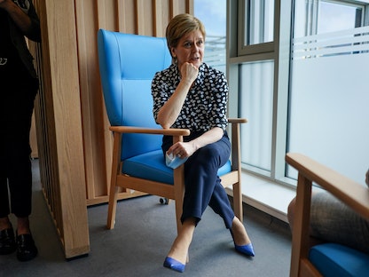 رئيسة الوزراء الاسكتلندية السابقة نيكولا ستورجن خلال زيارة مركز العلاج الوطني في كيركالدي. 24 مارس 2023 - REUTERS