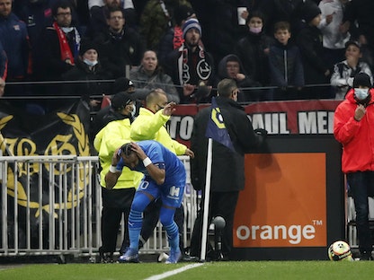 لحظة إصابة لاعب مارسيليا باييت بقارورة مياه من المدرجات  - REUTERS