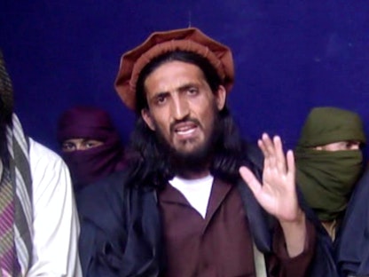  عمر خالد خراساني (وسط الصورة) أحد كبار قادة طالبان باكستان - يونيو 2011.  - REUTERS