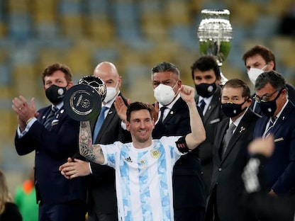 النجم الأرجنتيني ليونيل ميسي يرفع جائزة أفضل لاعب في بطولة كوبا أميركا  - REUTERS