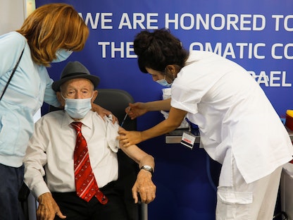 رجل يتلقى جرعة من لقاح مضاد لفيروس كورونا في مركز تطعيم بتل أبيب، 01 أغسطس 2021 - REUTERS