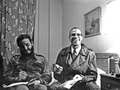 الناشط من أصول إفريقية مالكوم إكس (يميناً) رفقة الرئيس الكوبي السابق فيديل كاسترو في نيويورك - REUTERS