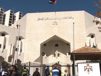 مجموعة من المراجعين أمام مقر وزارة العدل الأردنية في العاصمة عمّان - الشرق