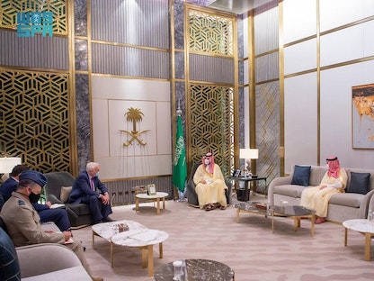 ولي العهد السعودي خلال اجتماعه مع المبعوث الخاص لرئيس الوزراء البريطاني لمنطقة الخليج إدوارد ليستر - "وكالة الأنباء السعودية"