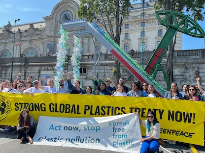 منظمة السلام الأخضر الدولية تكشف النقاب عن تركيب فني قبل قمة برنامج الأمم المتحدة للبيئة حول الحد من التلوث البلاستيكي في باريس. 27 مايو 2023 - REUTERS