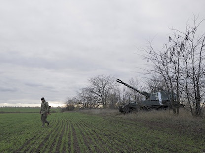 أحد أفراد المدفعية الأوكرانية يسير أثناء استعداده لإطلاق النار باتجاه منطقة خيرسون. 28 أكتوبر 2022 - AFP