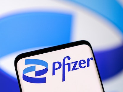 شعار شركة Pfizer في رسم توضيحي. 1 مايو 2022 - REUTERS