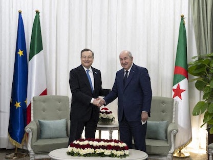 رئيس الوزراء الإيطالي ماريو دراجي يصافح الرئيس الجزائري عبد المجيد تبون خلال اجتماعهما في الجزائر - 11 أبريل 2022 - AFP