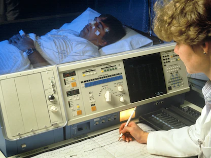 شخص يخضع للفحص في معمل لتشخيص اضطرابات النوم - LightRocket/ Gettyimages