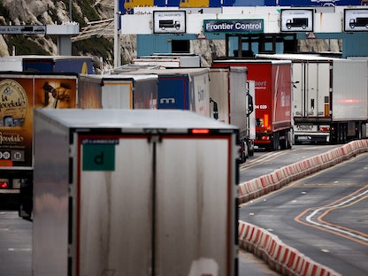 شاحنات تقف في طابور عند نقطة مراقبة الحدود في ميناء دوفر البريطاني 15 يناير 2021 - REUTERS