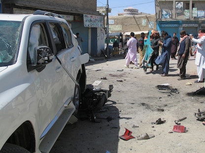 آثار تفجير سابق بمدينة أفغانية على الحدود مع باكستان - REUTERS