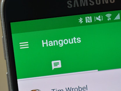 تطبيق HangOuts على شاشة هاتف ذكي - Getty Images
