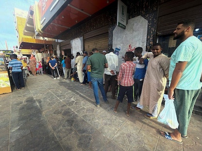 أشخاص يتجمعون للحصول على الخبز خلال الاشتباكات بين قوات الدعم السريع والجيش في الخرطوم. 18 أبريل 2023 - REUTERS