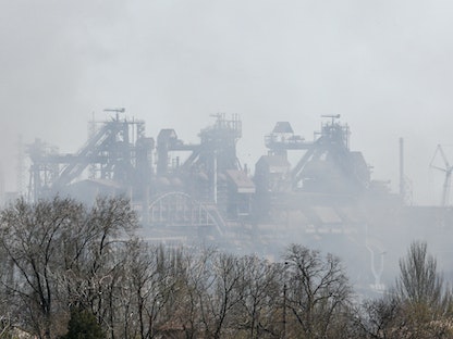سحب الدخان تغطي مصنع "أزوف ستال" جراء القصف الروسي على مدينة ماريوبل الأوكرانية الساحلية - REUTERS