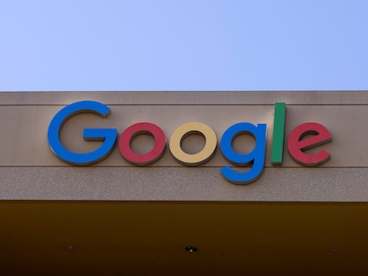 شعار غوغل على أحد مباني مكاتب الشركة في إيرفين بكاليفورنيا- 21 أكتوبر 2020 - REUTERS