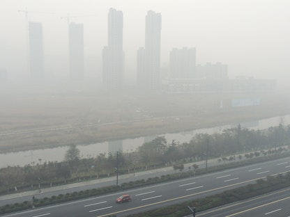 ضباب يحجب الرؤية عن مدينة ليانيونقانج في جيانجسو، شرقي الصين - AFP