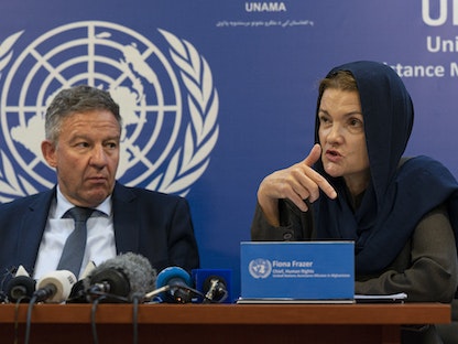 ممثلة الأمم المتحدة لحقوق الإنسان في أفغانستان فيونا فريزر تتحدث إلى جانب ماركوس بوتزيل القائم بأعمال ممثل الأمم المتحدة إلى أفغانستان خلال مؤتمر صحافي في كابول - 20 يوليو 2022 - AFP