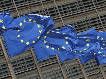 أعلام الاتحاد الأوروبي ترفرف خارج مقر مفوضية الاتحاد الأوروبي في بروكسل - REUTERS