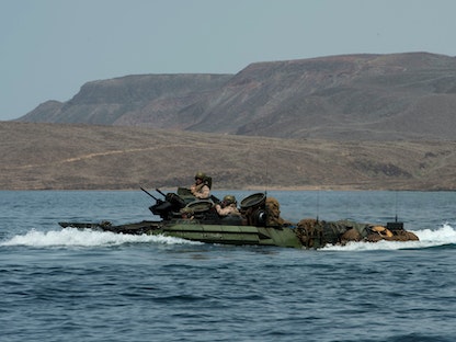 مركبة هجومية برمائية تبحر نحو سطح سفينة الإنزال البرمائية الأميركية USS Harpers Ferry (LSD 49)، في خليج عدن، 15 أغسطس 2019 - REUTERS