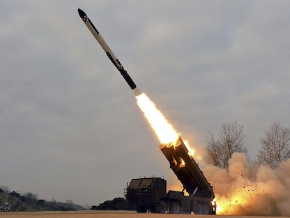 صورة تظهر إطلاق صاروخ كروز بعيد المدى ضمن التجارب الصاروخية لكوريا الشمالية - 25 يناير 2022 - AFP