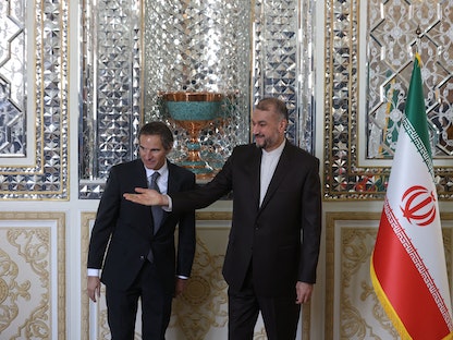 وزير الخارجية الإيراني حسين أمير عبد اللهيان يستقبل المدير العام للوكالة الدولية للطاقة الذرية رافائيل جروسي - طهران - 5 مارس 2022 - via REUTERS