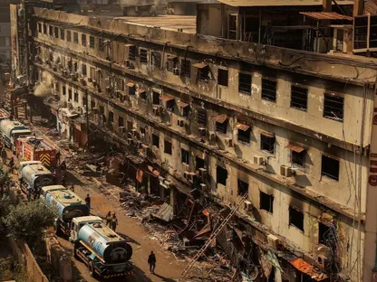 باكستان.. إزالة أنقاض حريق كراتشي ومخاوف بشأن مصير عشرات المفقودين