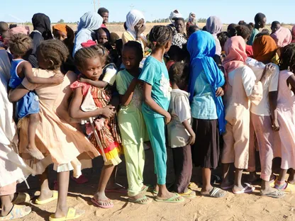 نازحون سودانيون أثناء الانتظار لتلقي المساعدات في مخيم بمدينة الدبة بشمال السودان. 15 نوفمبر 2025 - REUTERS