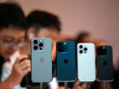 زبائن يعاينون أجهزة "iPhone 15 Pro" التي طرحتها شركة "أبل" في أحد المتاجر بمدينة شنجهاي- 22 سبتمبر 2023 - Reuters