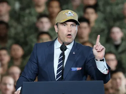 وزير الدفاع الأميركي بيت هيجسيث يلقي كلمة على متن حاملة الطائرات الأميركية George Washington أثناء زيارة دونالد ترمب إلى قاعدة يوكوسوكا البحرية الأميركية باليابان. 28 أكتوبر 2025 - REUTERS