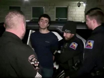 الشرطة تعتقل لويجي مانجيوني المشتبه به في قتل الرئيس التنفيذي لـ"يونايتد هيلث كير" برايان تومبسون، بنسلفانيا، 9 ديسمبر 2024 - via REUTERS