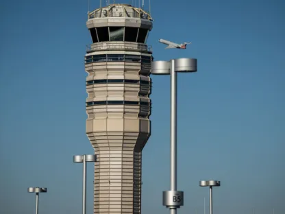 طائرة تابعة لشركة "أميركان إيرلاينز" بالقرب من برج مراقبة الحركة الجوية في مطار رونالد ريجان الوطني، 6 نوفمبر 2025. - Bloomberg