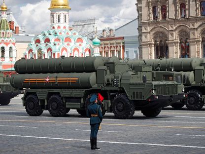 أنظمة صواريخ روسية مضادة للطائرات من طراز S-400 في الساحة الحمراء وسط موسكو، روسيا 7 مايو 2021 - REUTERS