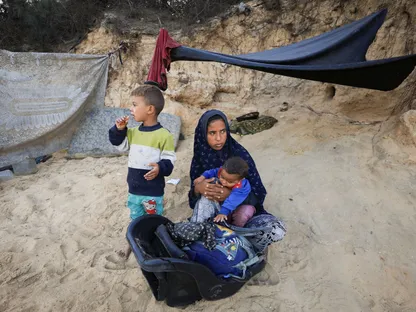 فتاة فلسطينية تعتني بطفلين أثناء النزوح من مدينة غزة جرّاء الحرب الإسرائيلية على القطاع. 30 سبتمبر 2025 - REUTERS