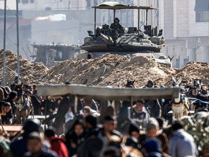 دبابة إسرائيلية تتمركز في موقع يفر منه نازحون فلسطينيون من مدينة خان يونس في جنوب قطاع غزة. 30 يناير 2024 - AFP