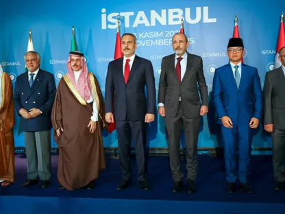 صورة تجمع وزراء الخارجية المشاركين في إسطنبول لبحث وقف جهود تنفيذ إطلاق النار في قطاع غزة. 3 نوفمبر 2025 - REUTERS