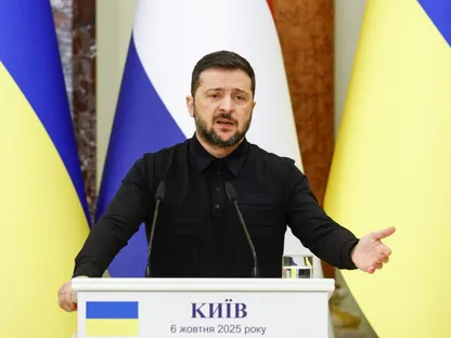 الرئيس الأوكراني فولوديمير زيلينسكي خلال مؤتمر صحفي في كييف. 6 أكتوبر 2025 - Reuters