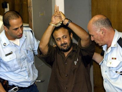الأسير الفلسطيني مروان البرغوثي أثناء محاكمته في إسرائيل. 20 مايو 2004. - REUTERS