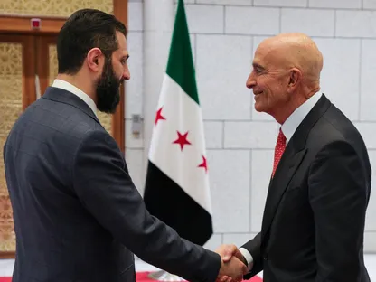 توماس باراك المبعوث الأميركي الخاص إلى سوريا يصافح الرئيس السوري أحمد الشرع في دمشق. 29 مايو 2025 - @SanaAjel