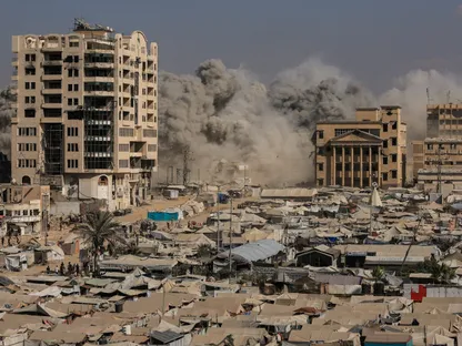 الدخان يتصاعد مع انهيار مبنى سكني استهدفته غارة جوية إسرائيلية في مدينة غزة. 8 سبتمبر 2025 - REUTERS