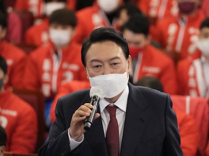 مرشح حزب الشعب المعارض يون سوك-يول الفائز في الانتخابات الرئاسية في كوريا الجنوبية - 10 مارس 2022. - AFP