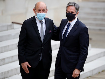 وزير الخارجية الفرنسي جان إيف لودريان يستقبل نظيره الأميركي أنتوني بلينكين لدى وصوله إلى قصر الإليزيه في باريس - 25 يونيو 2021 - REUTERS