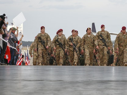عدد من الجنود الأميركيين يعودون من أفغانستان إلى قاعدة عسكرية بولاية كارولينا الشمالية - REUTERS