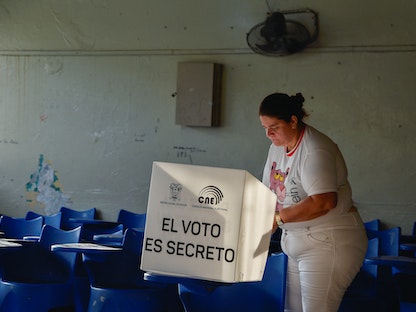 ناخبو الإكوادور يختارون رئيساً جديداً في اقتراع يخيم عليه اغتيال مرشح